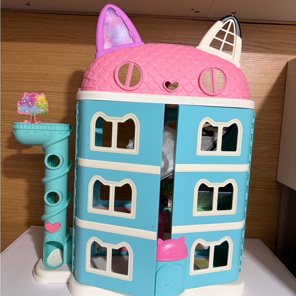 Gabby's Dollhouse, 25” tall , little girls play doll house , pink , few toys too